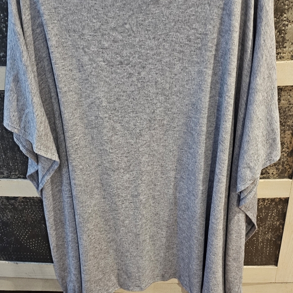 ELDRIDGE NWOT PONCHO STYLE CARDI - Picture 3 of 5